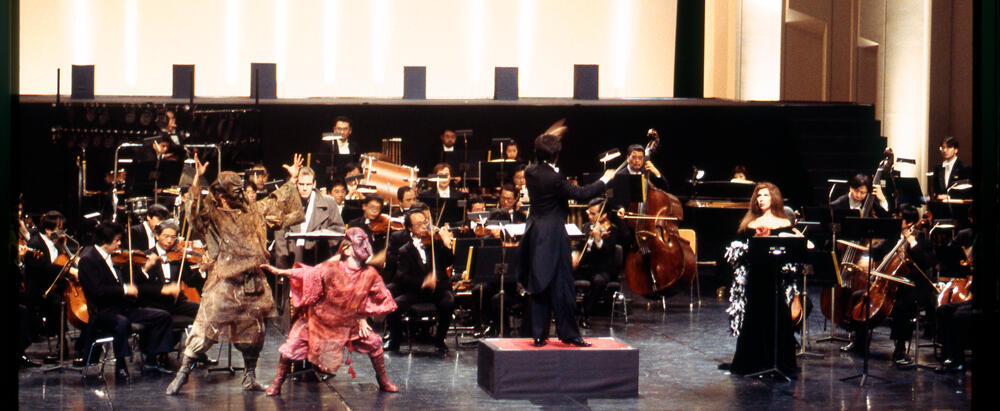 準・メルクルの指揮によるヘンツェのオペラ《ヴィーナスとアドニス》日本初演（舞踊：田中泯／桃花村、2001年1月11・12日、第1424回定期公演）